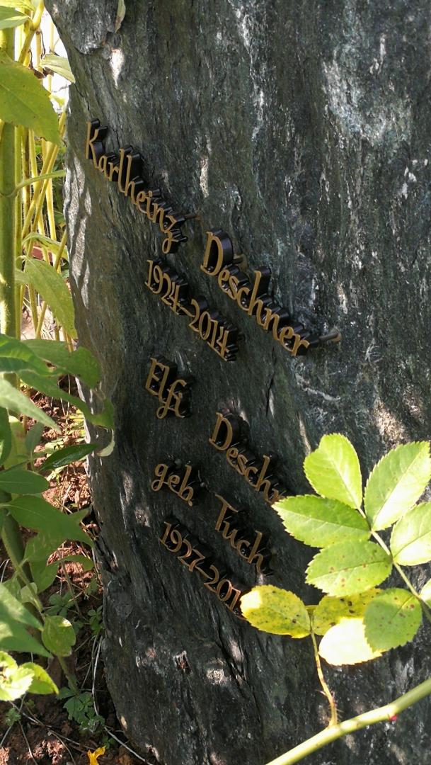 Karlheinz Deschners Grabstelle - verborgen hinter einem üppigen Blumenmeer